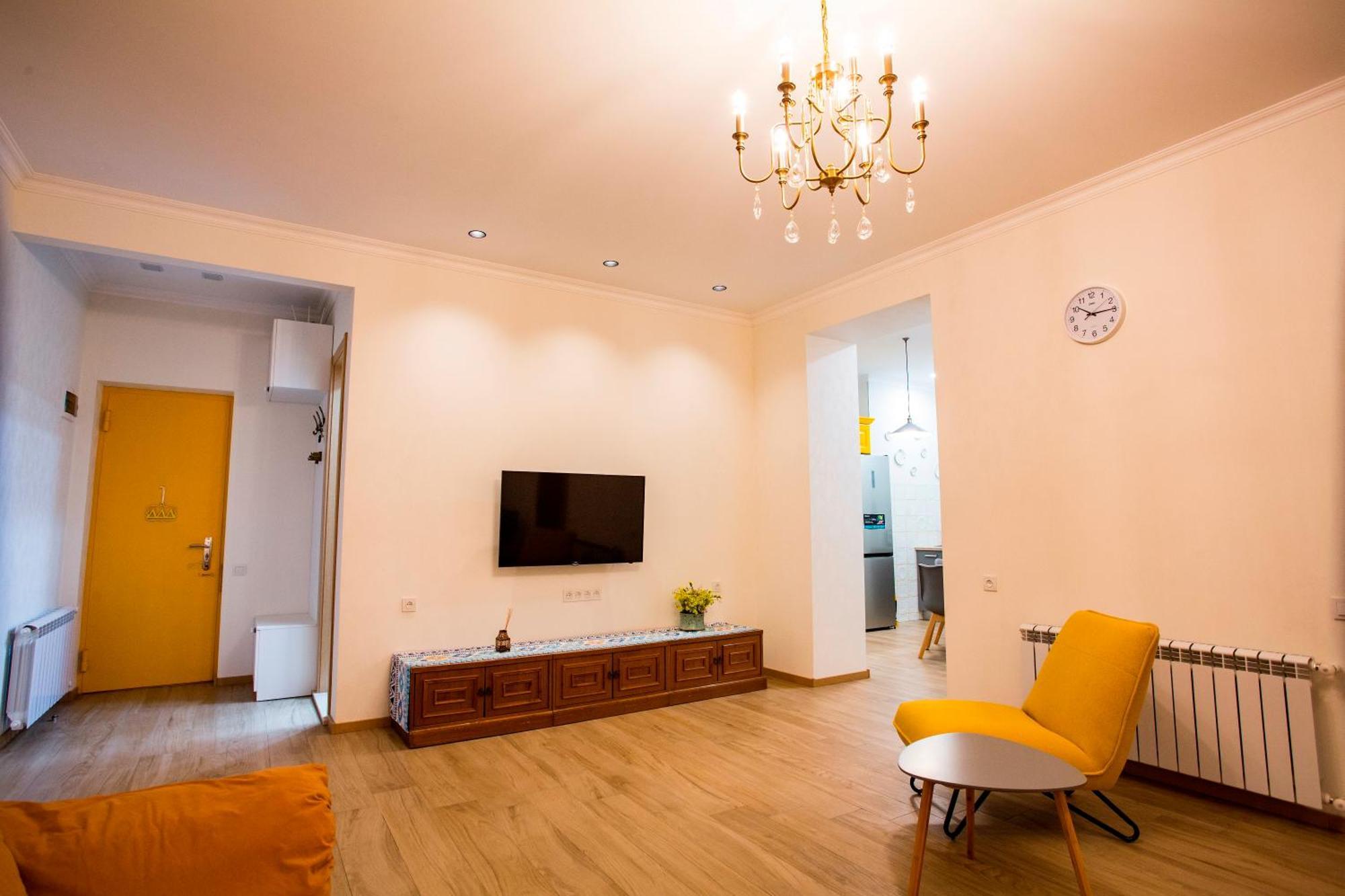Yellow Apartment In Avlabari Tbilisi Exterior foto