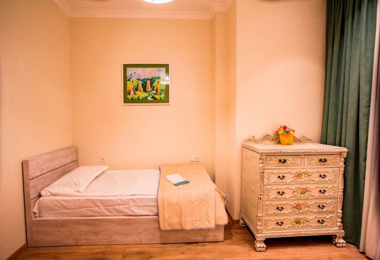Yellow Apartment In Avlabari Tbilisi Exterior foto